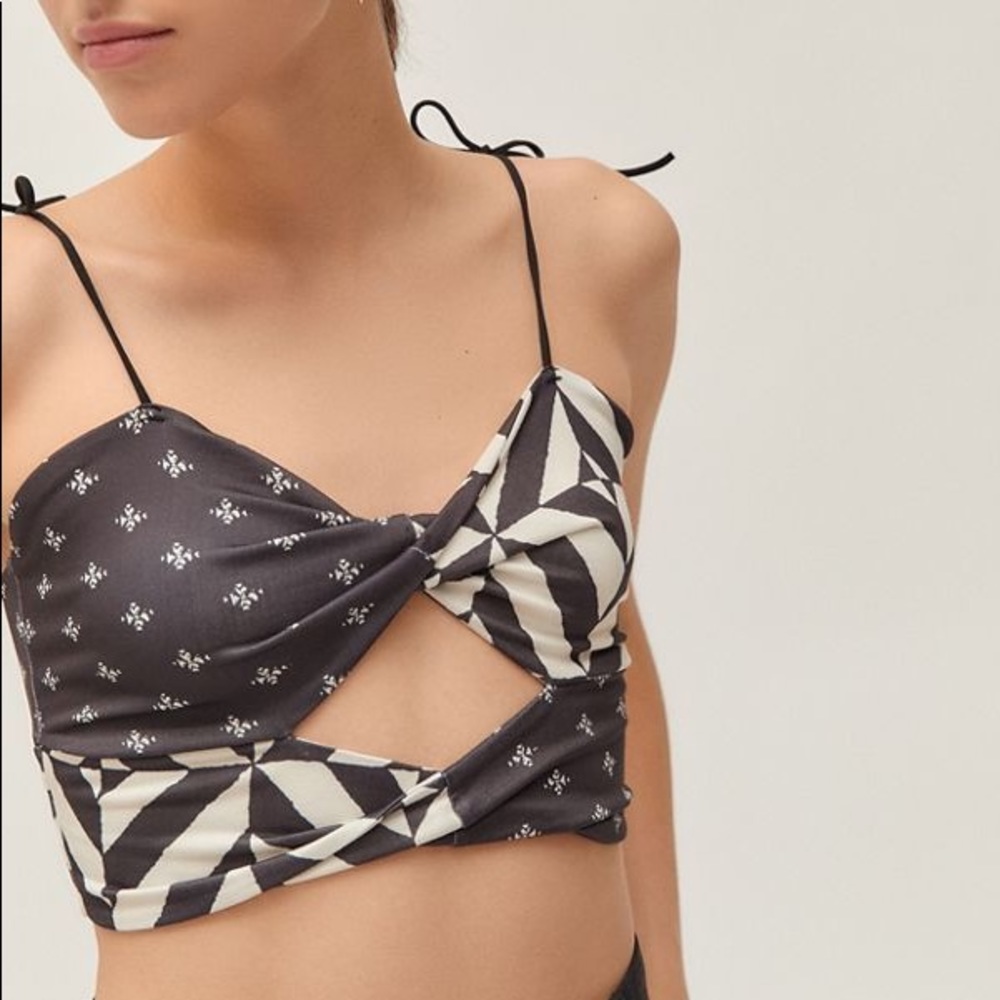 UO Twist-Front Tie-Shoulder Cropped Cami 💓